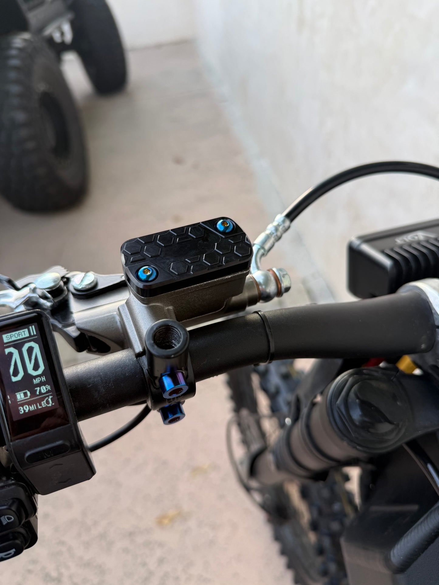 Ultra bee Resivor caps/Levers